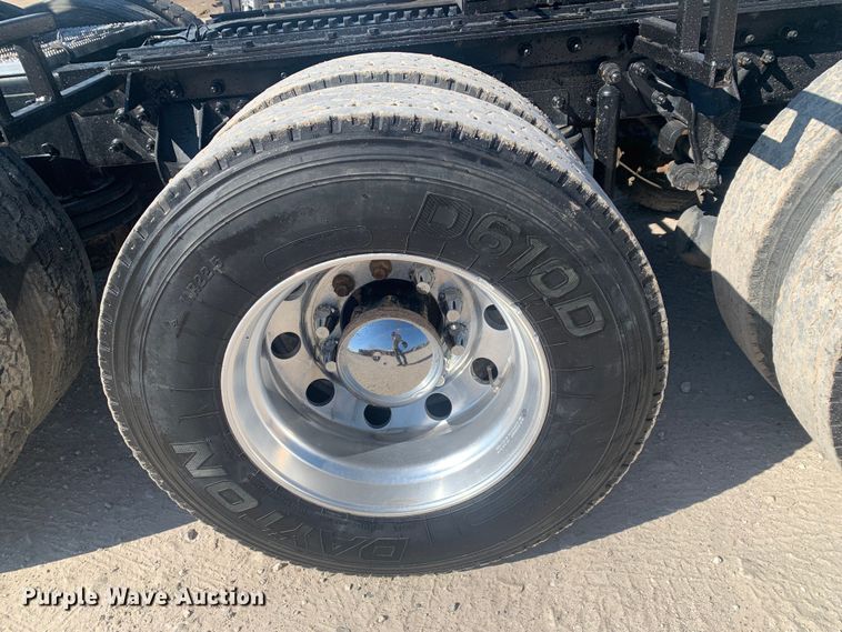 image for item LI9114 2004 Mack CH613  semi truck