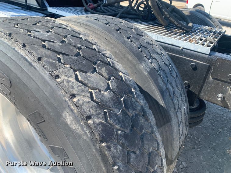 image for item LI9114 2004 Mack CH613  semi truck