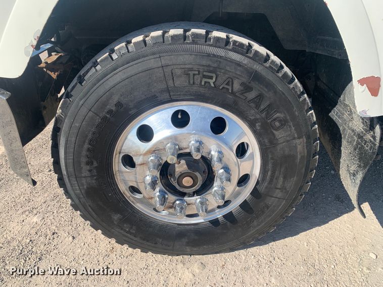 image for item LI9114 2004 Mack CH613  semi truck