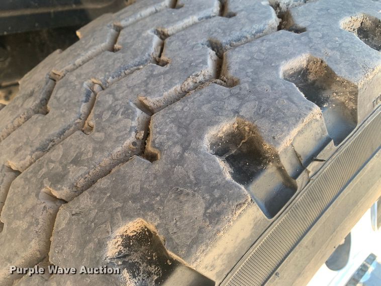 image for item LI9114 2004 Mack CH613  semi truck