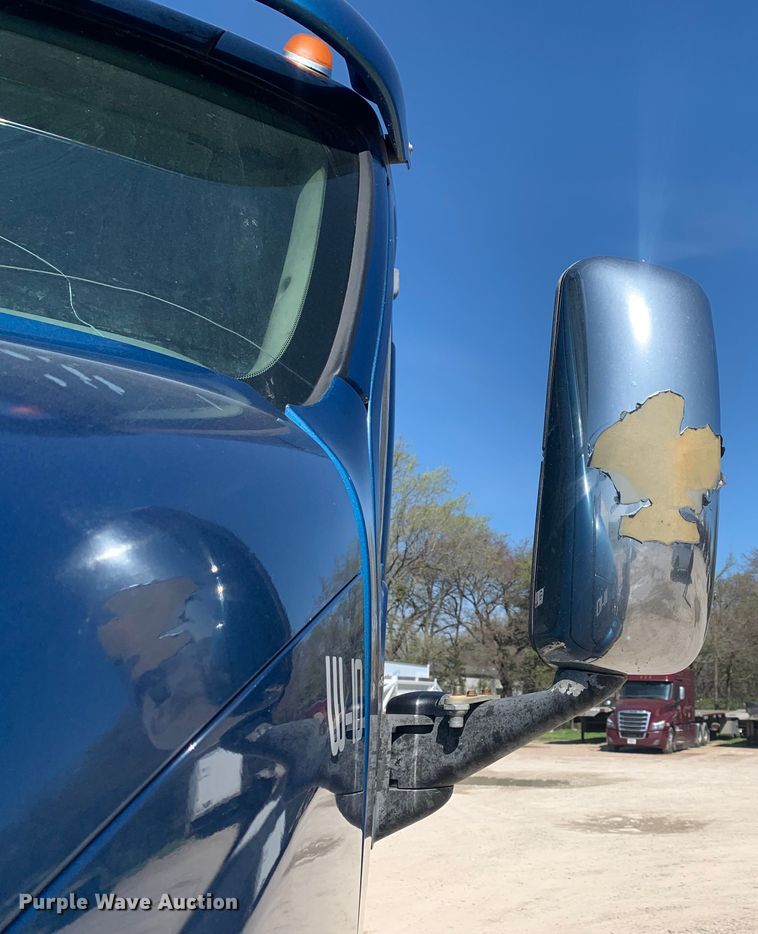 image for item LI9115 2007 Peterbilt 387  semi truck