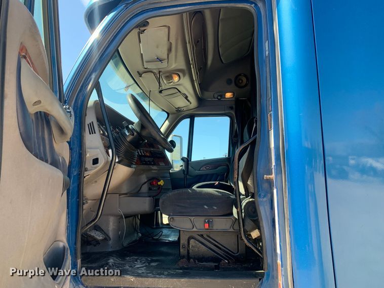 image for item LI9115 2007 Peterbilt 387  semi truck