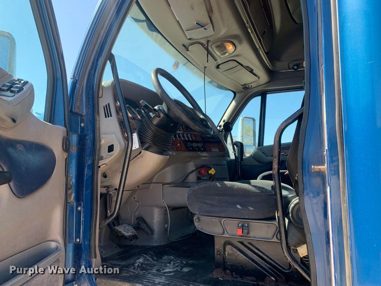 image for item LI9115 2007 Peterbilt 387  semi truck