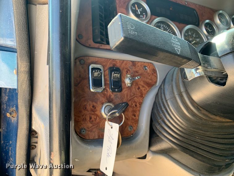 image for item LI9115 2007 Peterbilt 387  semi truck