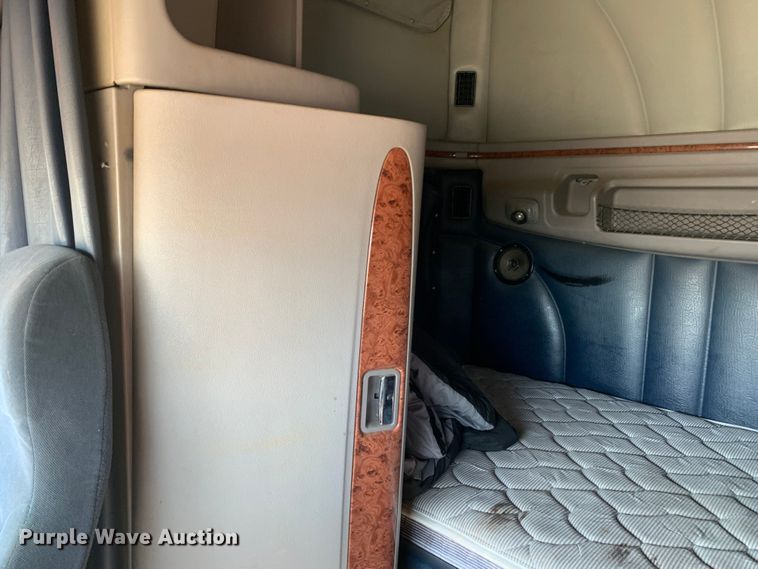 image for item LI9115 2007 Peterbilt 387  semi truck