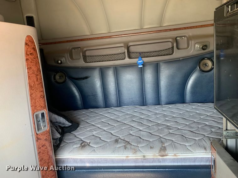 image for item LI9115 2007 Peterbilt 387  semi truck