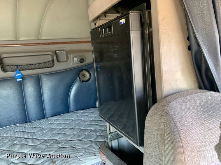 image for item LI9115 2007 Peterbilt 387  semi truck