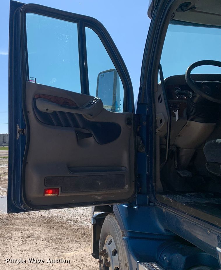 image for item LI9115 2007 Peterbilt 387  semi truck