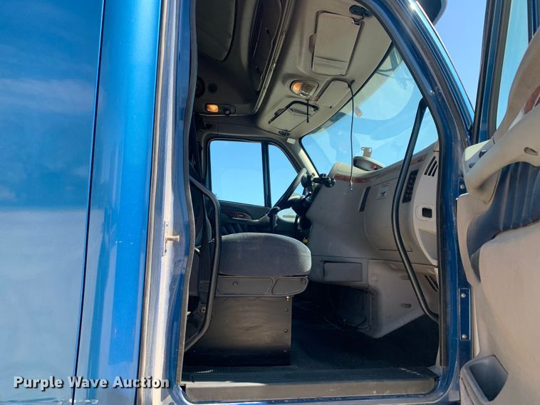 image for item LI9115 2007 Peterbilt 387  semi truck