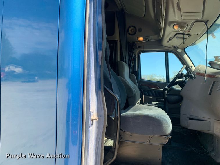 image for item LI9115 2007 Peterbilt 387  semi truck