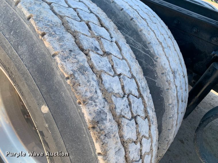 image for item LI9115 2007 Peterbilt 387  semi truck