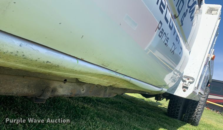 image for item LI9116 2002 GMC Sierra 3500  tow truck