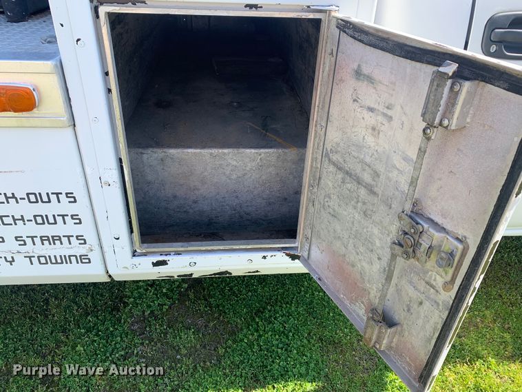 image for item LI9116 2002 GMC Sierra 3500  tow truck