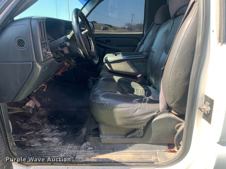 image for item LI9116 2002 GMC Sierra 3500  tow truck