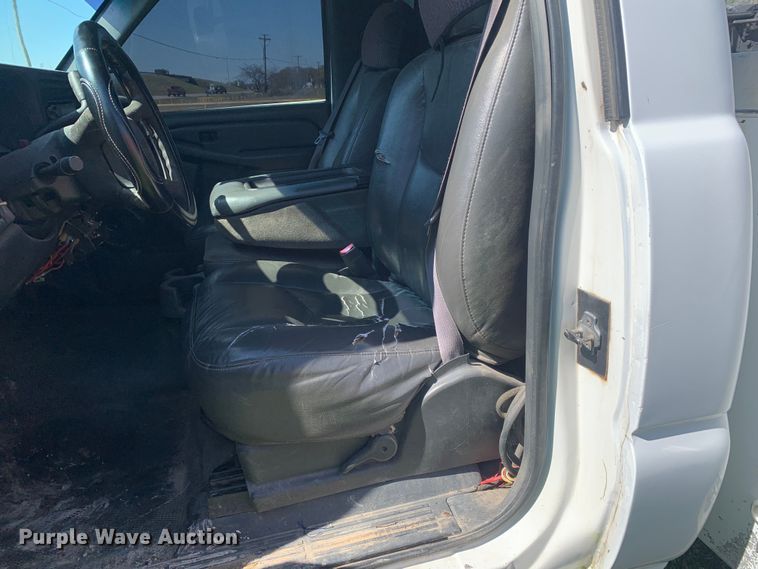 image for item LI9116 2002 GMC Sierra 3500  tow truck