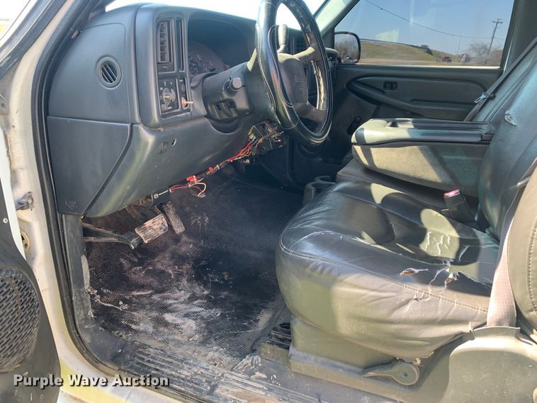 image for item LI9116 2002 GMC Sierra 3500  tow truck