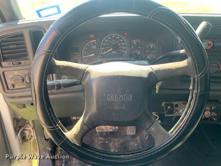 image for item LI9116 2002 GMC Sierra 3500  tow truck