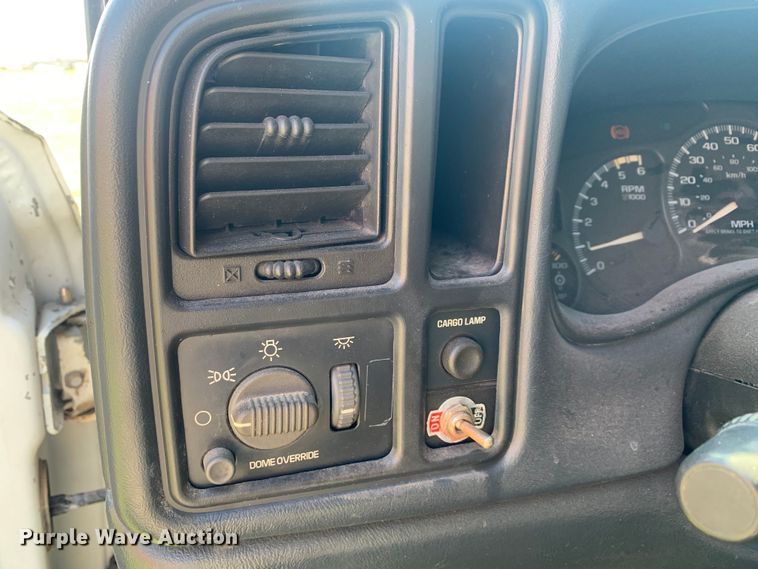 image for item LI9116 2002 GMC Sierra 3500  tow truck