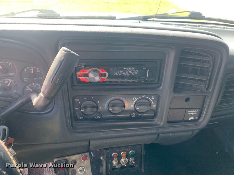 image for item LI9116 2002 GMC Sierra 3500  tow truck