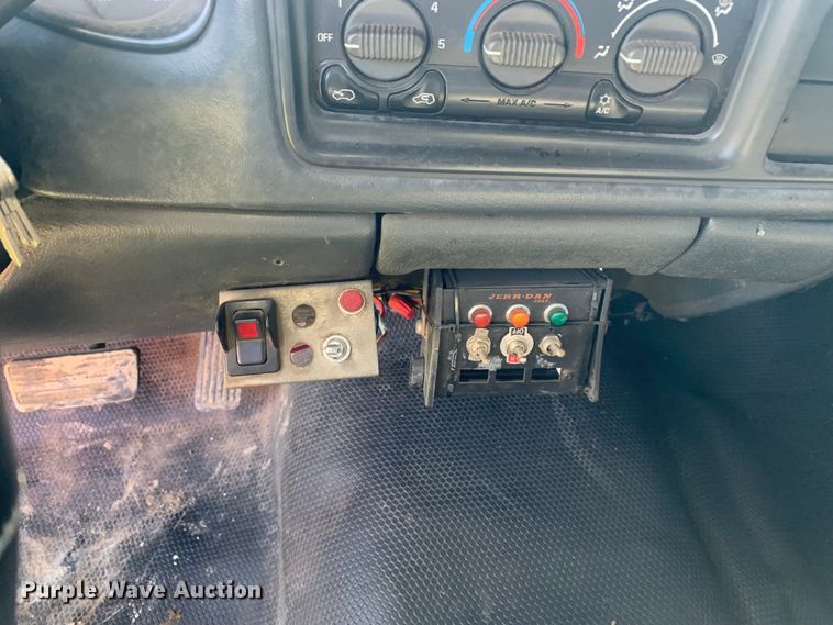 image for item LI9116 2002 GMC Sierra 3500  tow truck