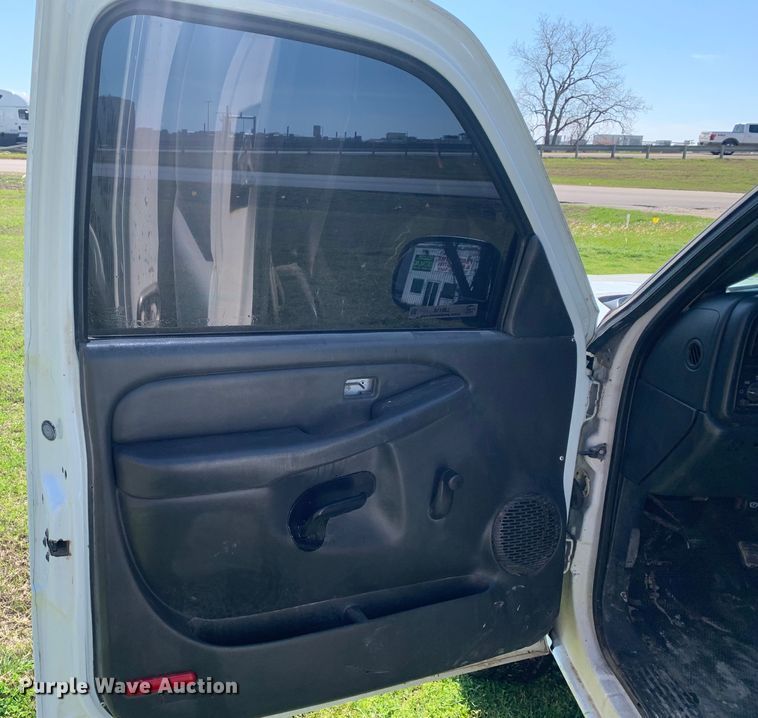 image for item LI9116 2002 GMC Sierra 3500  tow truck