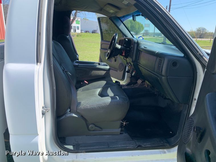 image for item LI9116 2002 GMC Sierra 3500  tow truck