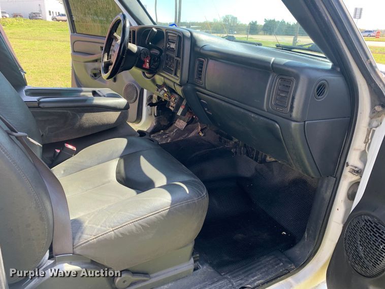 image for item LI9116 2002 GMC Sierra 3500  tow truck