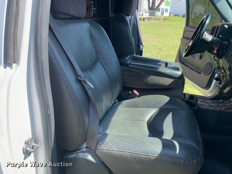 image for item LI9116 2002 GMC Sierra 3500  tow truck