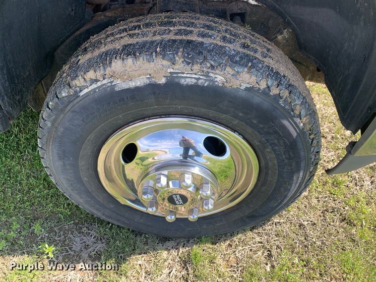 image for item LI9116 2002 GMC Sierra 3500  tow truck