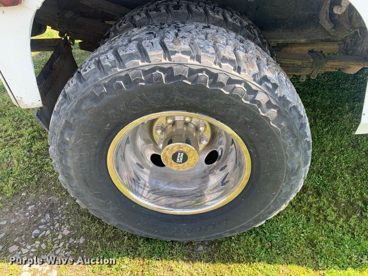 image for item LI9116 2002 GMC Sierra 3500  tow truck