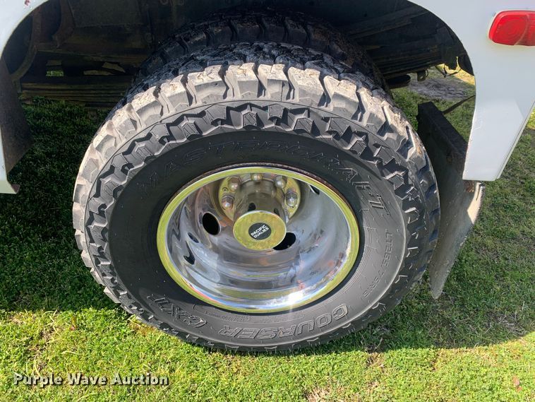 image for item LI9116 2002 GMC Sierra 3500  tow truck