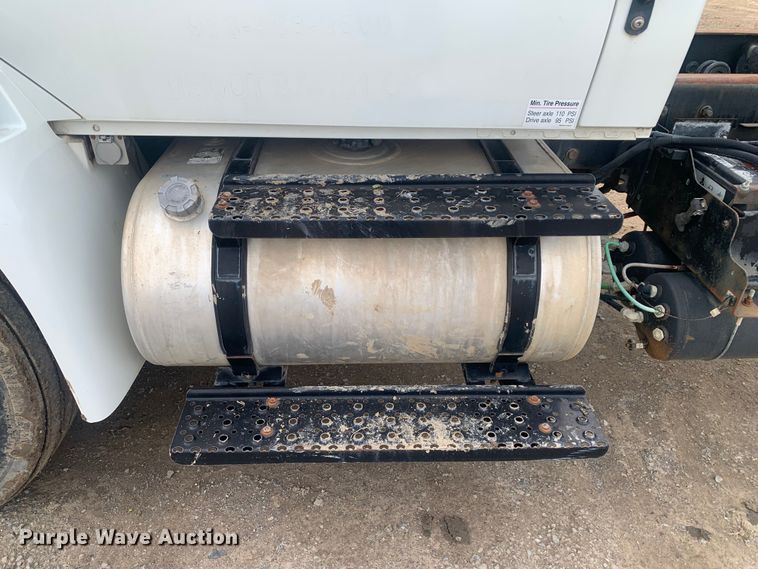 image for item LI9156 2011 International DuraStar 4300  truck cab and chassis