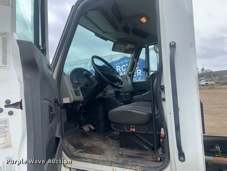 image for item LI9156 2011 International DuraStar 4300  truck cab and chassis