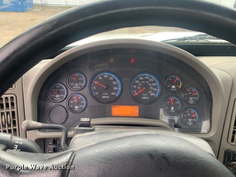 image for item LI9156 2011 International DuraStar 4300  truck cab and chassis