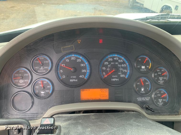 image for item LI9156 2011 International DuraStar 4300  truck cab and chassis