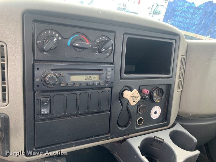 image for item LI9156 2011 International DuraStar 4300  truck cab and chassis