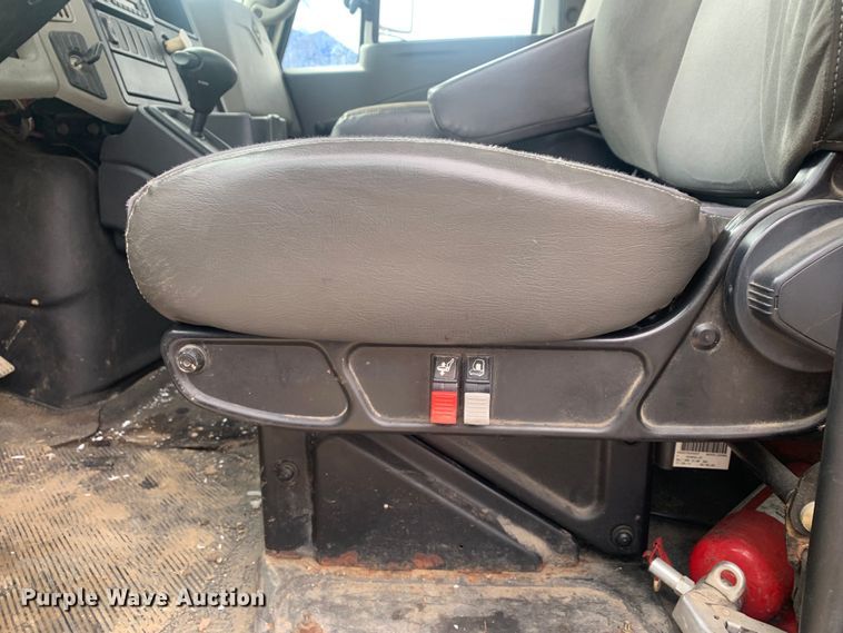 image for item LI9156 2011 International DuraStar 4300  truck cab and chassis