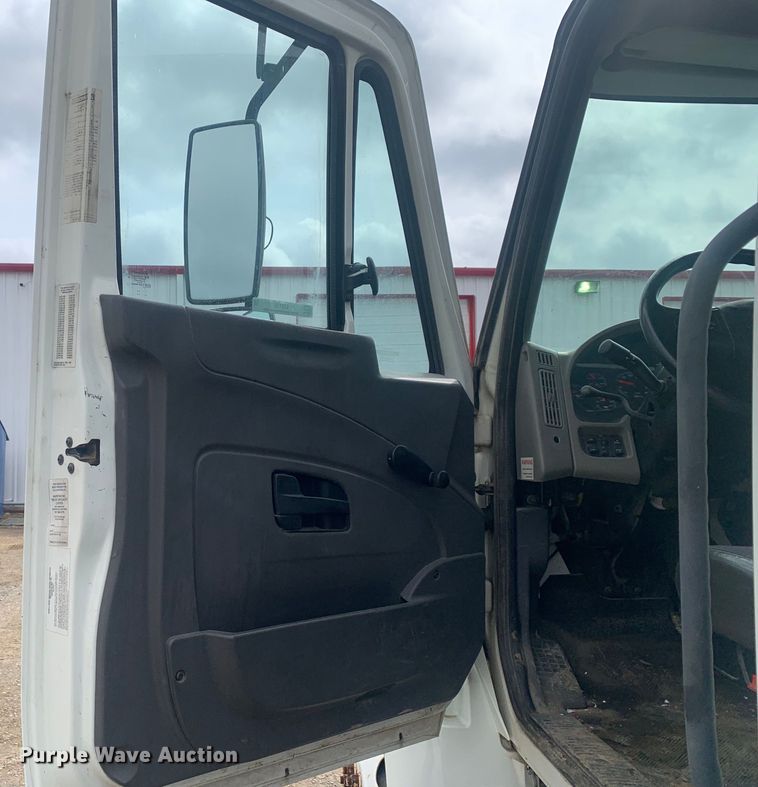 image for item LI9156 2011 International DuraStar 4300  truck cab and chassis