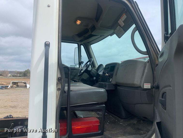 image for item LI9156 2011 International DuraStar 4300  truck cab and chassis