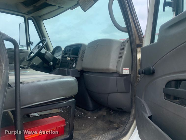 image for item LI9156 2011 International DuraStar 4300  truck cab and chassis