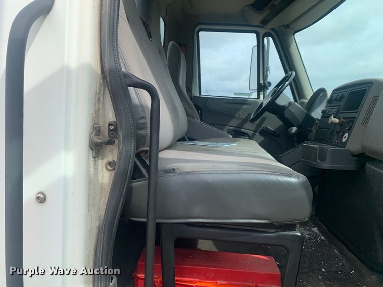 image for item LI9156 2011 International DuraStar 4300  truck cab and chassis