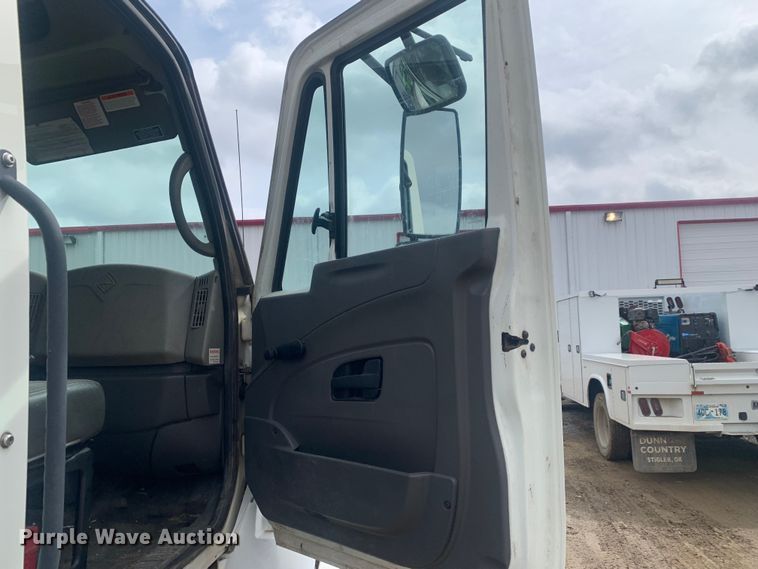 image for item LI9156 2011 International DuraStar 4300  truck cab and chassis