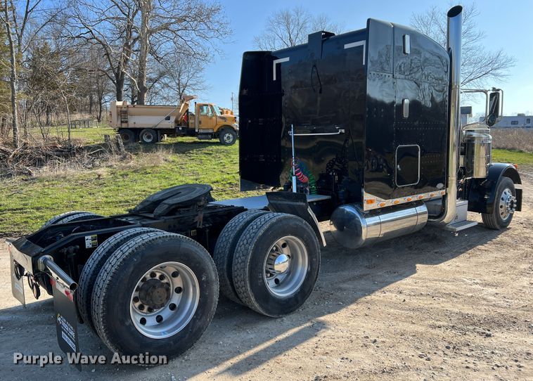 image for item LI9546 2006 Peterbilt 379  semi truck