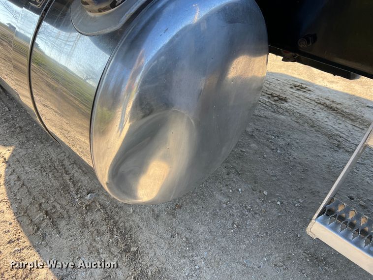 image for item LI9546 2006 Peterbilt 379  semi truck