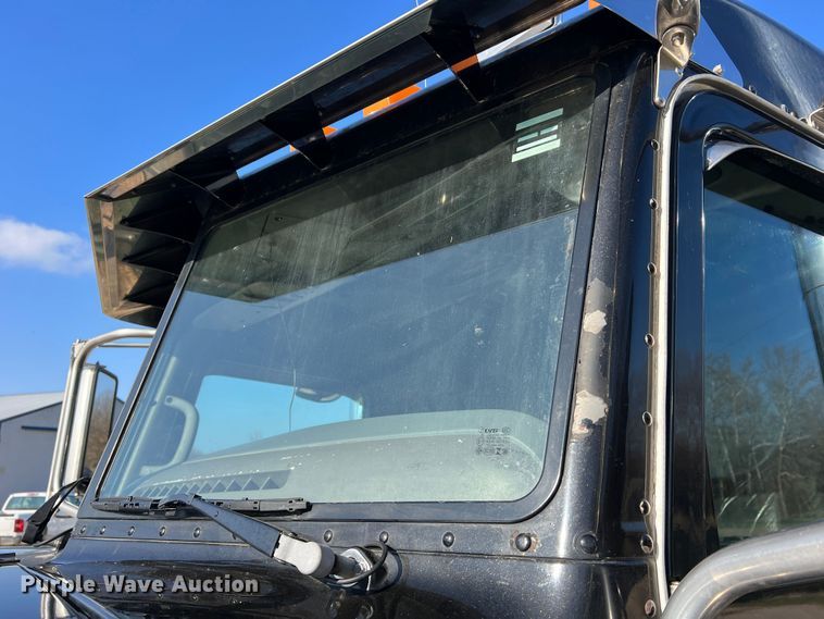 image for item LI9546 2006 Peterbilt 379  semi truck