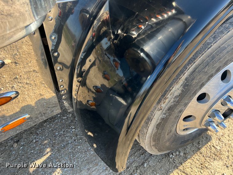 image for item LI9546 2006 Peterbilt 379  semi truck