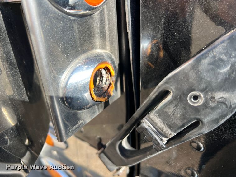 image for item LI9546 2006 Peterbilt 379  semi truck