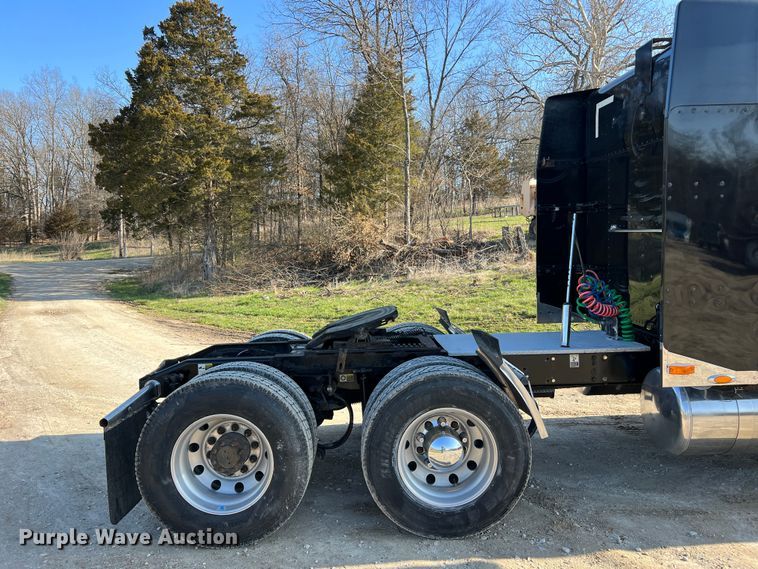 image for item LI9546 2006 Peterbilt 379  semi truck