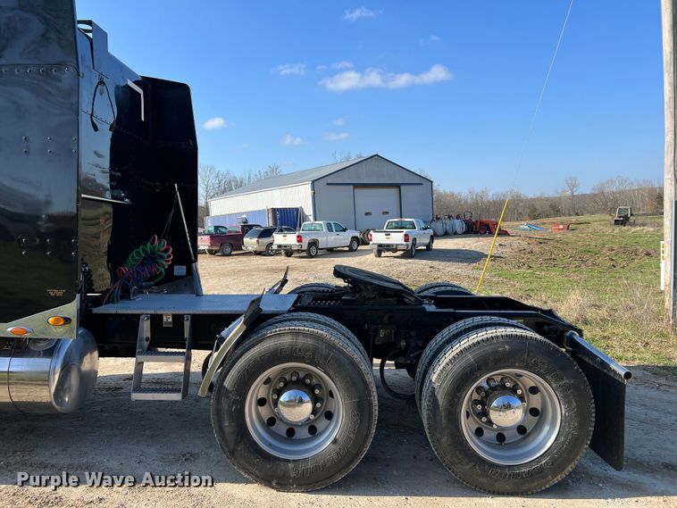 image for item LI9546 2006 Peterbilt 379  semi truck