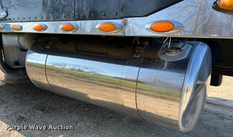 image for item LI9546 2006 Peterbilt 379  semi truck